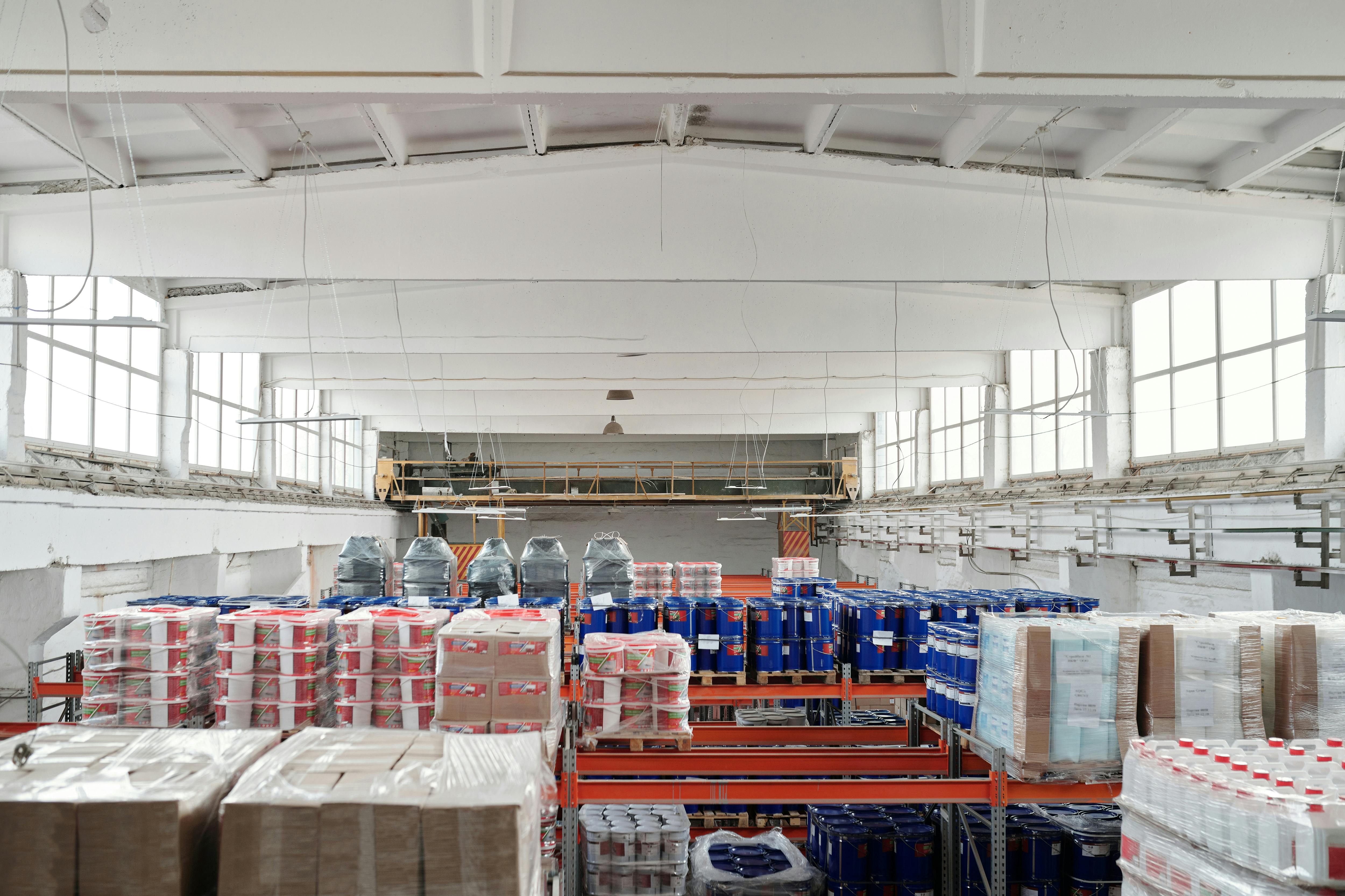 Spațiu logistic cu paleți și rafturi industriale