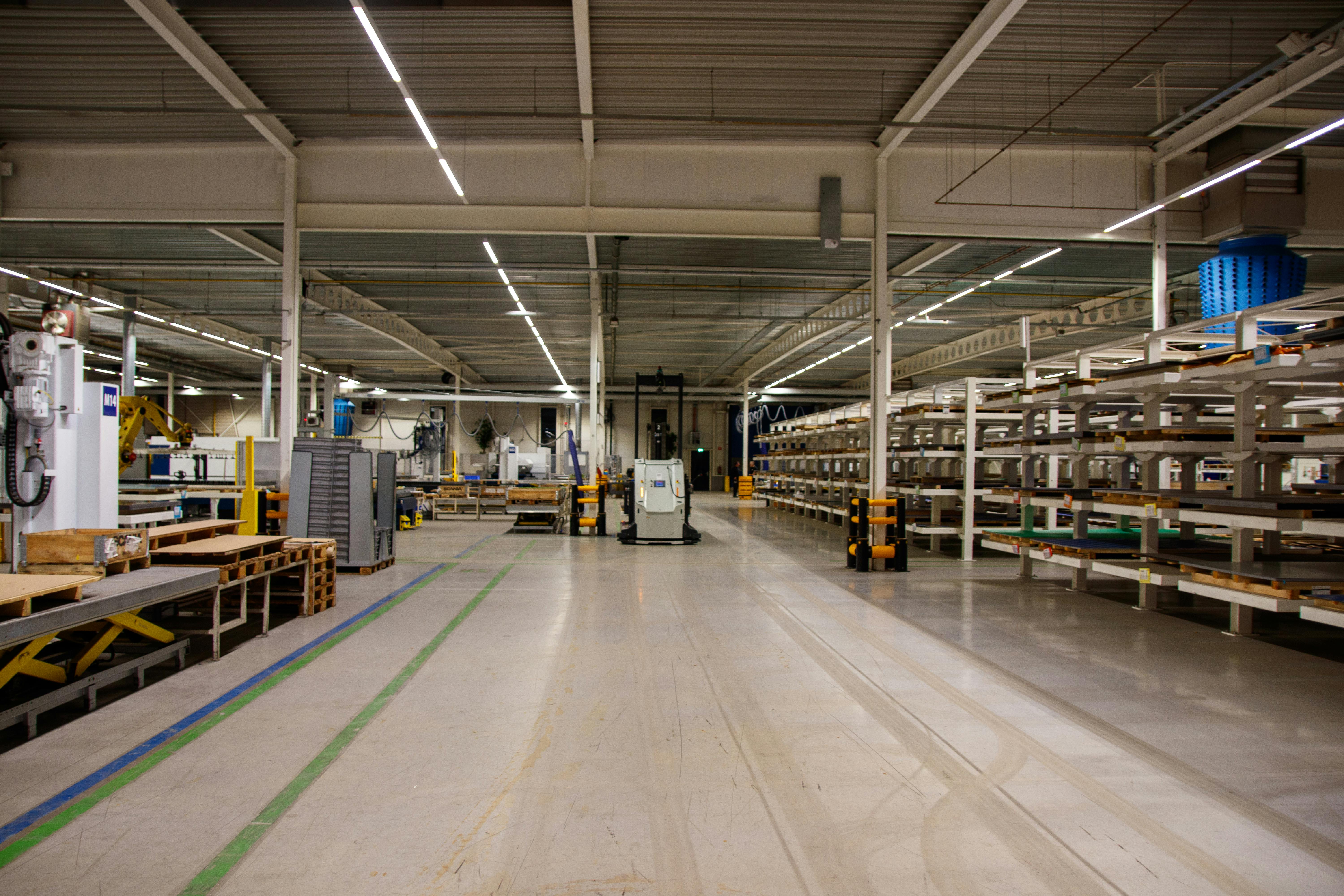 Hală de producție cu spațiu deschis și echipamente industriale