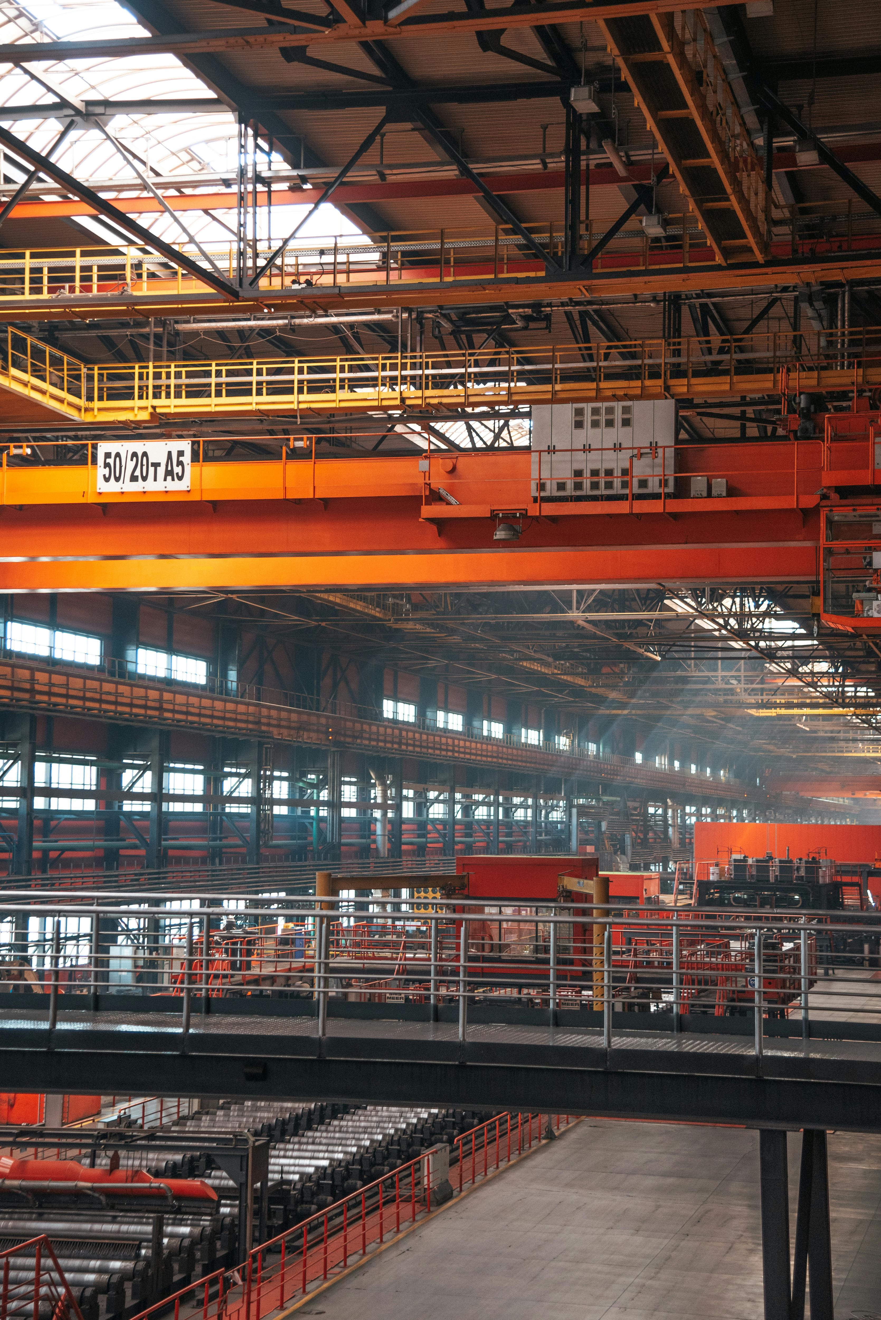 Platformă industrială cu pod rulant și structură metalică