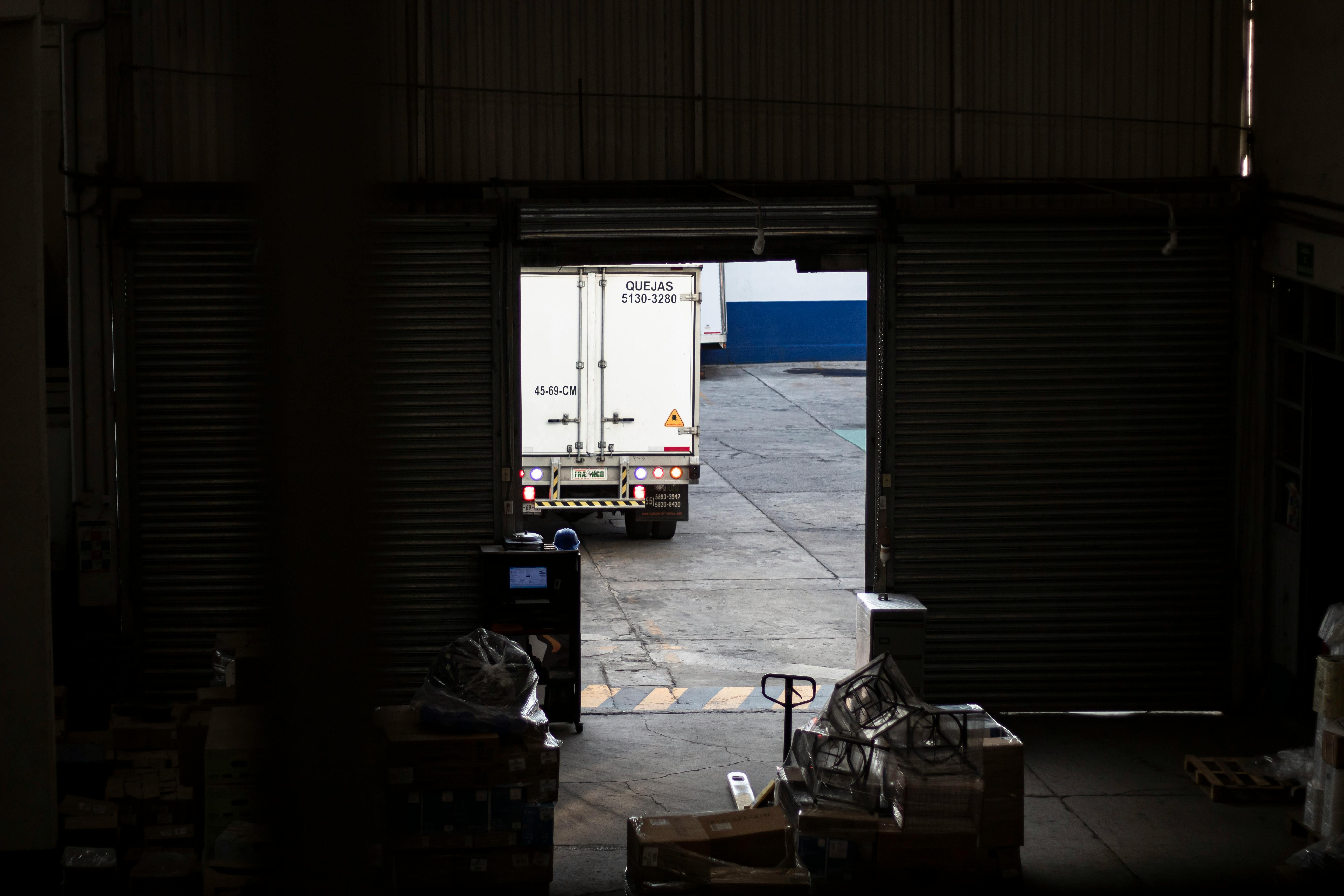 Centru logistic cu zon? de ?nc?rcare ?i camion